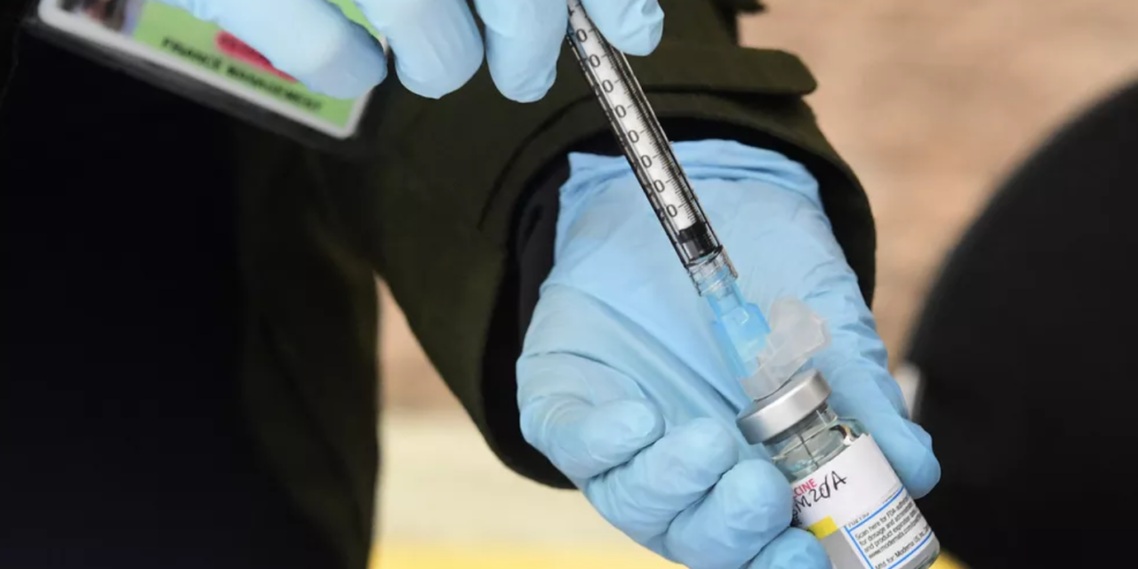 Com 16% da população vacinada, média móvel de casos de Covid-19 nos EUA cai 75% em relação a janeiro