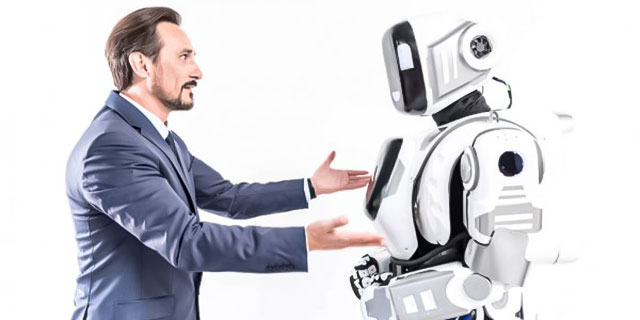 Homem querendo abraçar um robô