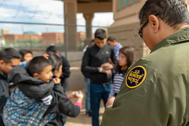Agente de fronteira fichando imigrantes