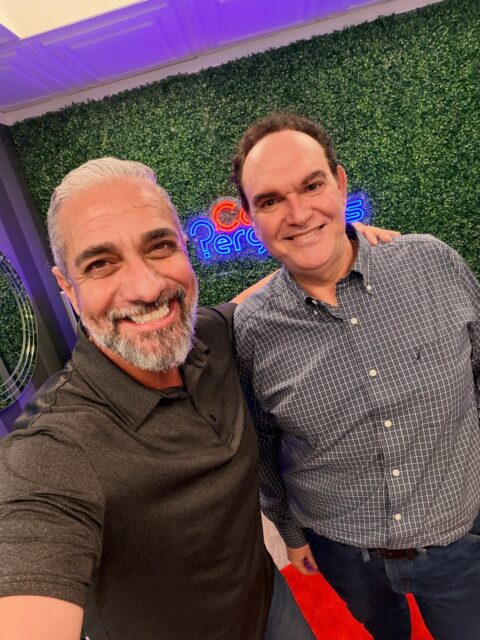 Hoje gravei com o @lombello , que veio de trem de Miami até o estúdio do Canal Perguntas para compartilhar sua história. Uma conversa inspiradora sobre coragem, decisão e recomeço.

Ele contou como a assessoria da minha parceira @alessandra.crisanto , fundadora da @studyandworkusa , abriu novas portas na vida dele aqui nos Estados Unidos. Com 56 anos, Roberto decidiu mudar o rumo da própria história e buscar novas oportunidades através do caminho acadêmico.

Com o suporte de uma assessoria especializada, ele está construindo uma nova fase para si e para sua família, provando que nunca é tarde para aprender, crescer e transformar a própria vida.

#CanalPerguntas #HistoriasQueInspiram #BrasileirosNosEUA #SonhoAmericano #NovosComecos 🇺🇸📚